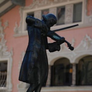 a450 10lakes violinist statue