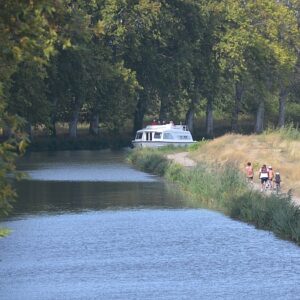 fcdm450 boat family cyclists