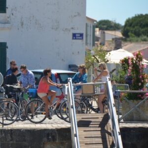 f 450 FAQ iledeRe LaFlotte quayside cyclists