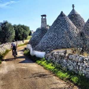 i450 alberobello trulli biker