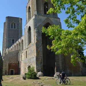 ni450 WymondhamAbbey cyclist looking wide